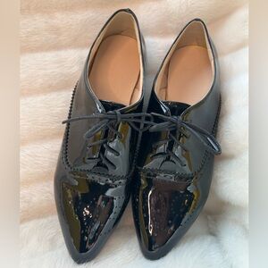 Elegant Black Patent Leather Women's Oxfords with Wingtip Brogue Detailing